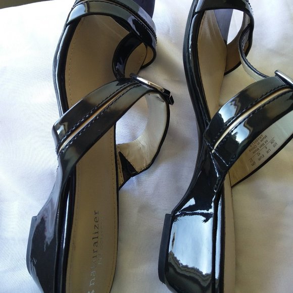 Naturalizer Black Slippers - Picture 2 of 9